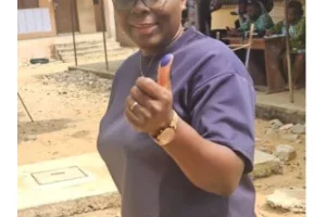 Législatives et communales au Bénin : Madame Alioza vote à Cotonou et justifie 