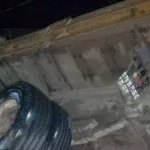 Bohicon : un camion benne transportant du sable finit sa course dans un caniveau