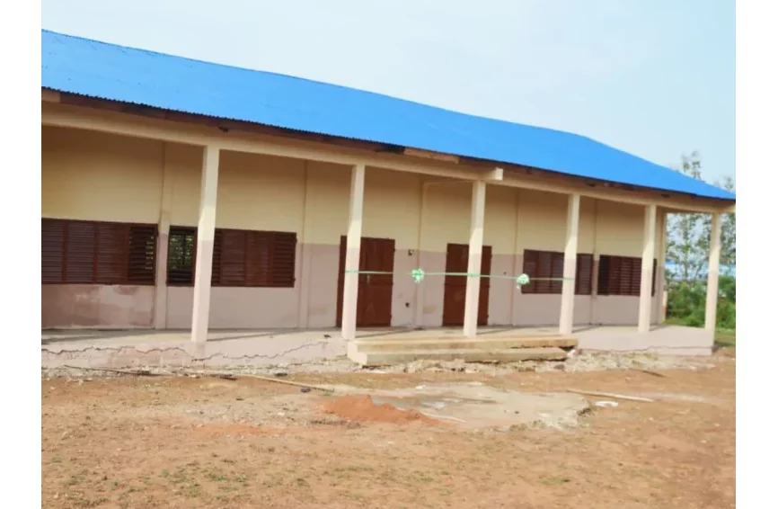 Dogbo : François Gbodo dote le CEG 2 de deux salles de classe entièrement rénovées et de 64 tables-bancs