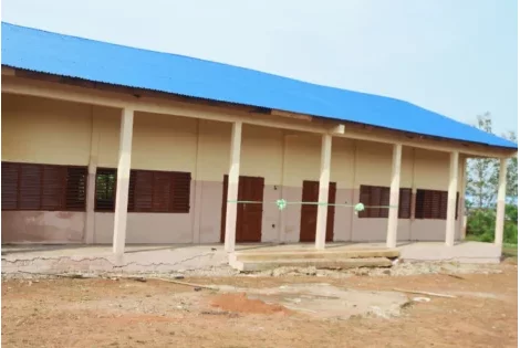 Dogbo : François Gbodo dote le CEG 2 de deux salles de classe entièrement rénovées et de 64 tables-bancs