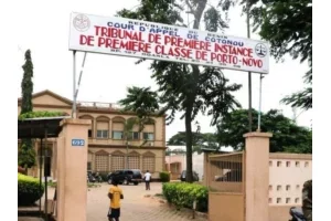 Tribunal de Porto-Novo : un jeune homme condamné à 24 mois de prison pour vol de pièces automobiles 