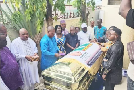 Bénin : les hommages émouvants de la FCBE à Salomon Odjo, élevé au rang de Haut Dignitaire