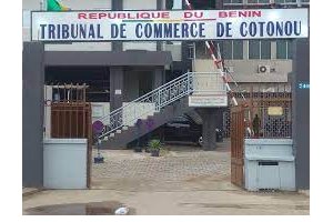 Tribunal de Commerce de Cotonou : une femme traduit son époux en justice pour impayés de loyers 