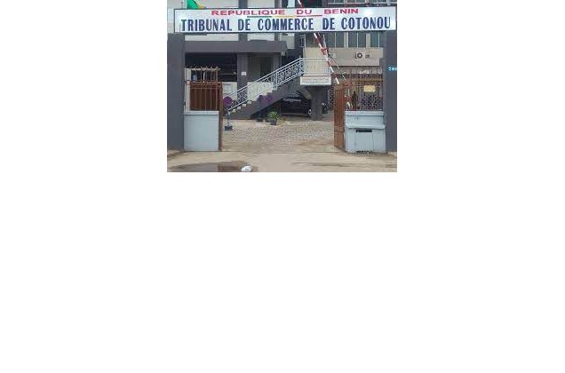 Tribunal de Commerce de Cotonou : une femme traduit son époux en justice pour impayés de loyers 