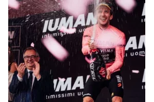Simon Yates remporte le Giro 2025, voici le podium après le classement général