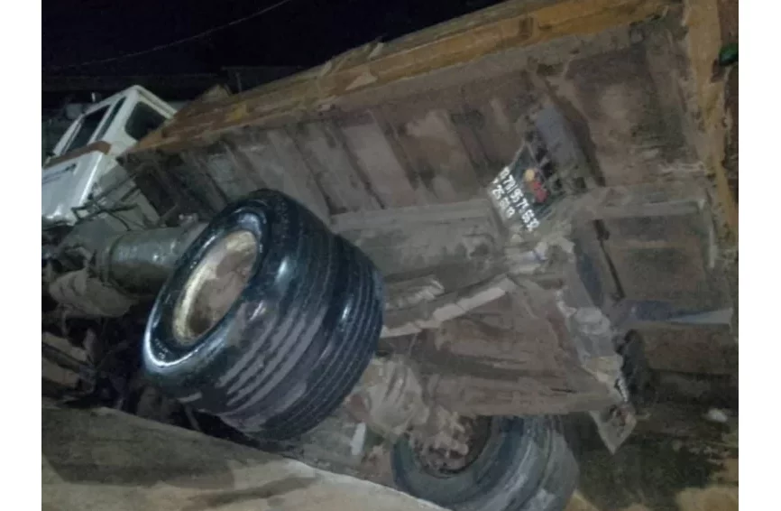 Bohicon : un camion benne transportant du sable finit sa course dans un caniveau