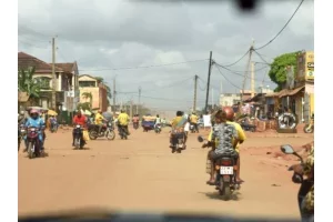 Jalousie à Abomey-Calavi : il abandonne sa femme dans sa propre voiture en pleine rue et prend zémidjan avec la maîtresse