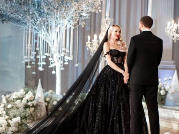 Insolite un couple c l bre son mariage dans une maison fun raire