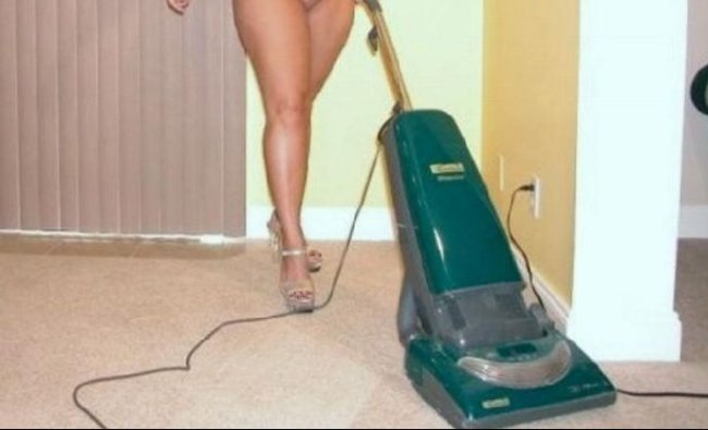Divers : femme de ménage, elle travaille nue chez ses clients ou ...
