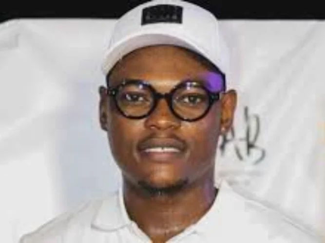 Alain Kenneth : voici pourquoi le tiktokeur a été transféré au commissariat de Zinvié 