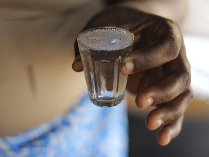 L'alcool frelaté « décime » les jeunes à Matéri : le maire Kassa Wimbo tire la sonnette d'alarme