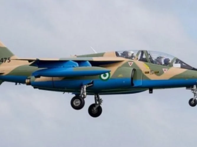 Tentative de coup d'État : le Nigéria confirme avoir déployé des avions de chasse et des navires de guerre au Bénin 