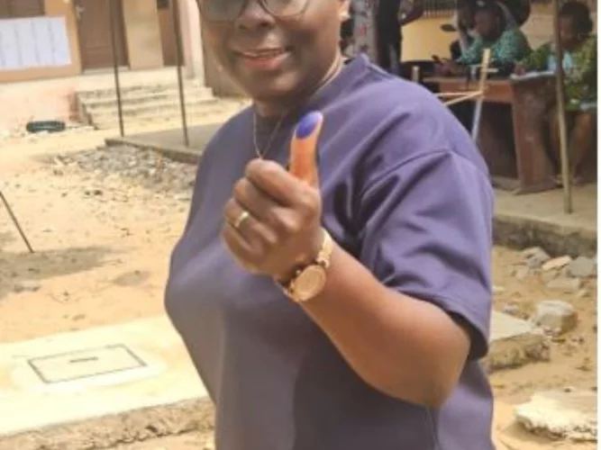 Législatives et communales au Bénin : Madame Alioza vote à Cotonou et justifie 