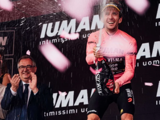 Simon Yates remporte le Giro 2025, voici le podium après le classement général