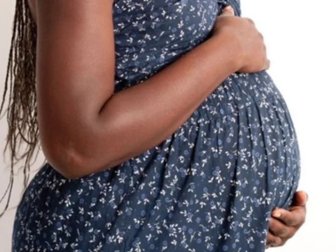 Bénin - Affaire Djecomon : accusé d'avoir abandonné une fille enceinte, son producteur brise le silence (ses révélations)