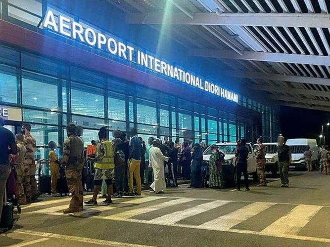 Tirs et détonations autour de l'aéroport de Niamey : une nuit de tension sans bilan officiel