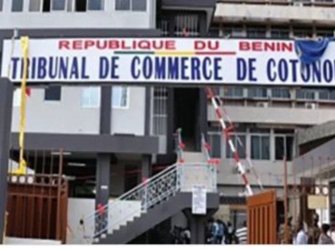 Tribunal de Commerce de Cotonou : une femme traduit son époux en justice pour impayés de loyers 