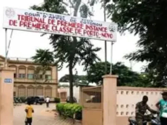 Femme enceinte décédée au CHDO : la Cour d'appel de Porto-Novo réduit la peine des médecins en spécialisation condamnés 