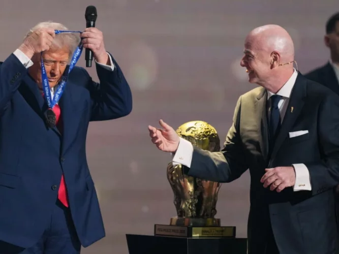 Coupe du monde 2026 : Donald Trump, premier lauréat du « Prix de la paix » de la Fifa
