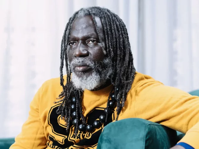 « Dieu est occupé », Tiken Jah Fakoly adresse un message fort à la jeunesse africaine 