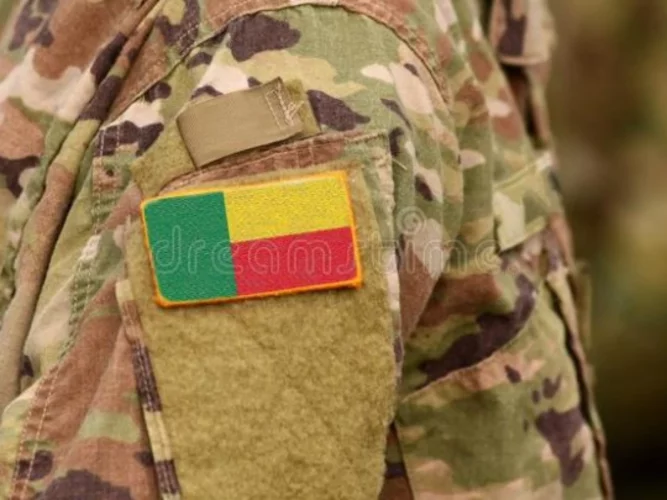 Bénin : devant la Criet, un sergent détenu pour vente de tenues militaires, évoque ‘'la mauvaise qualité des uniformes réglementaires''